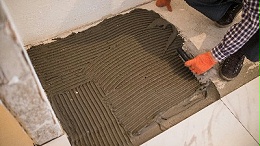 掌握薄贴法：瓷砖胶规范施工指南
